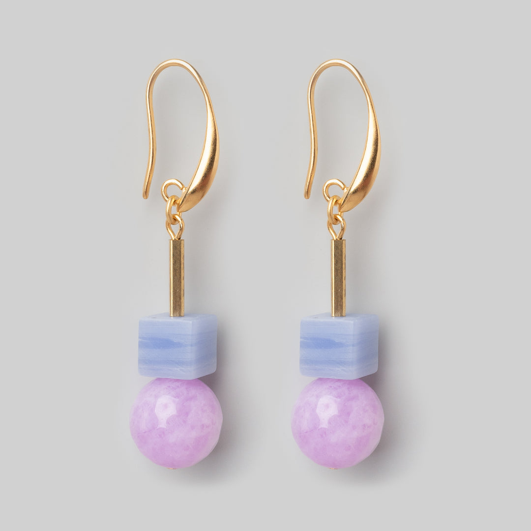 Geometrische Ohrhänger mit lavenderfarbigen Elementen aus Glas und Jade