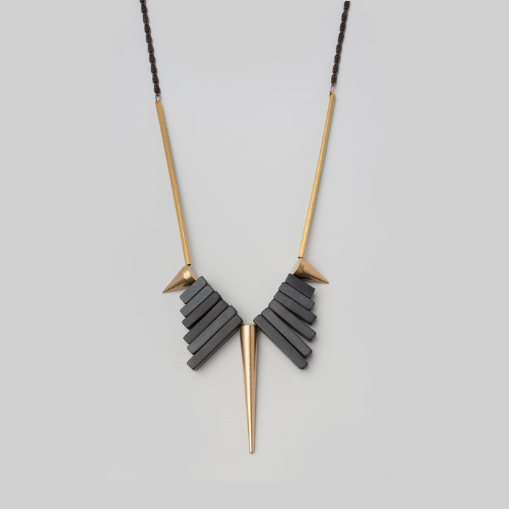 Geometrische Halskette aus schwarzem Achat und Messingnadeln