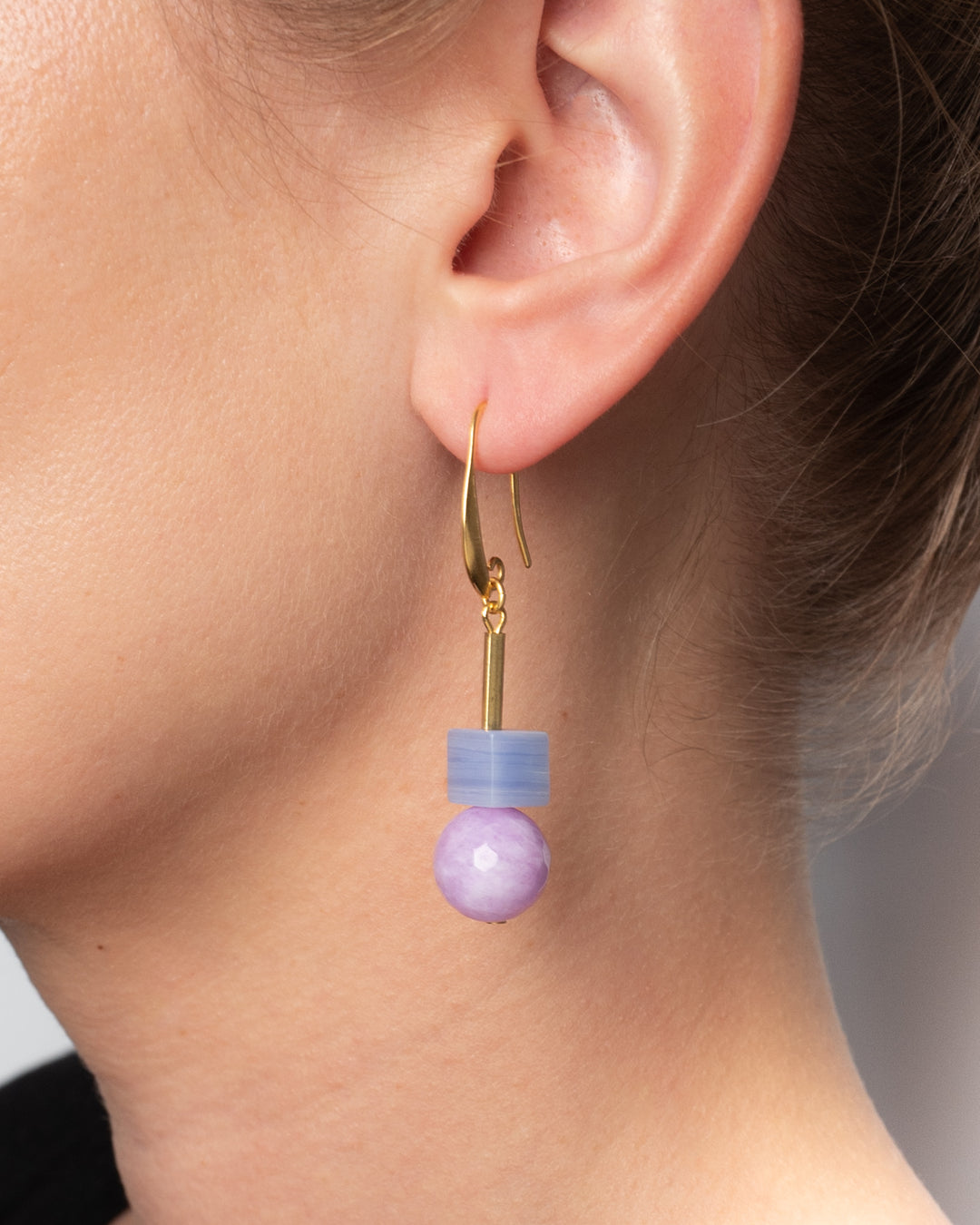 Geometrische Ohrhänger mit lavenderfarbigen Elementen aus Glas und Jade