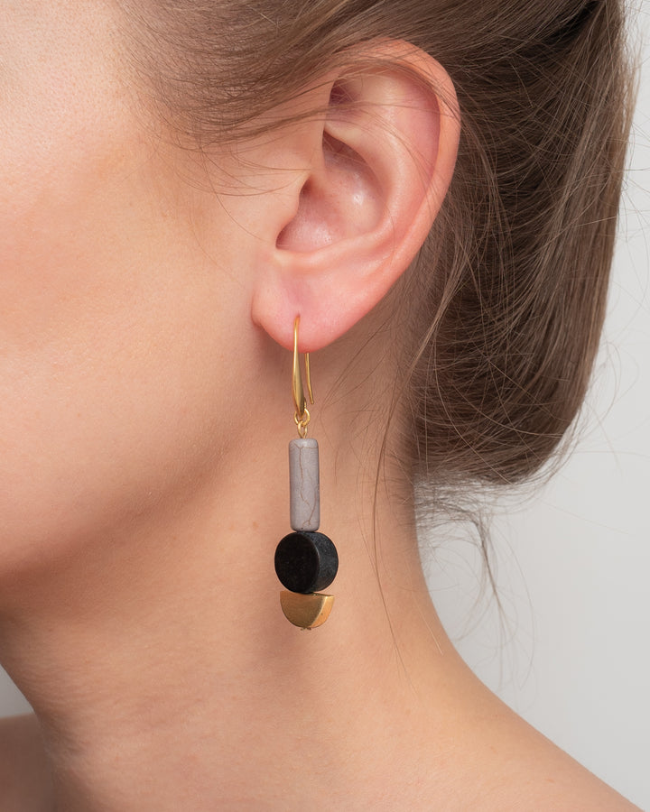 Geometrische Ohrhänger mit Magnesit und schwarzem Achat