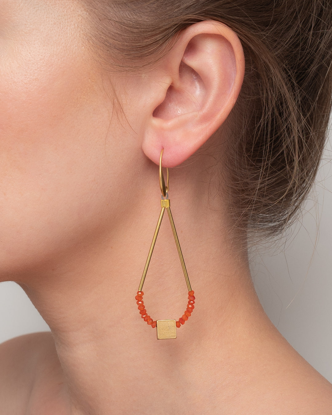 Geometrische Ohrhänger mit Karneol - 18 Karat vergoldet