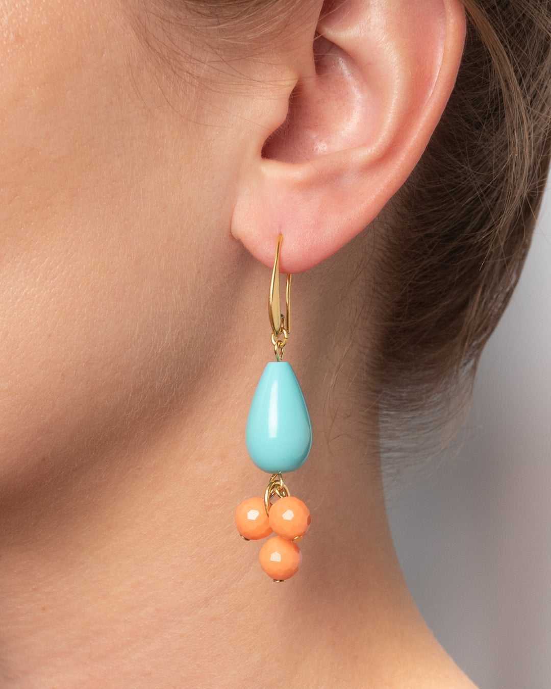 Ohrringe aus türkis- und lachsfarbenem Glas