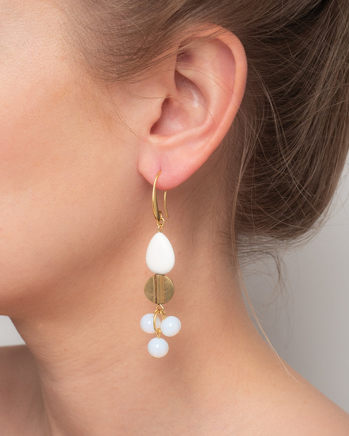 Weiße Ohrhänger mit Opal