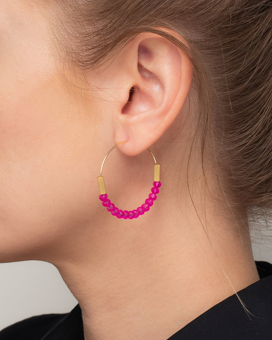 Pinke Perlencreolen mit Messingelementen