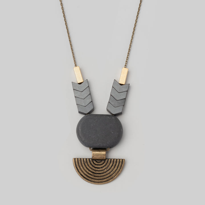 Geometrische Halskette mit schwarzem Achat und plattierten Hämatit