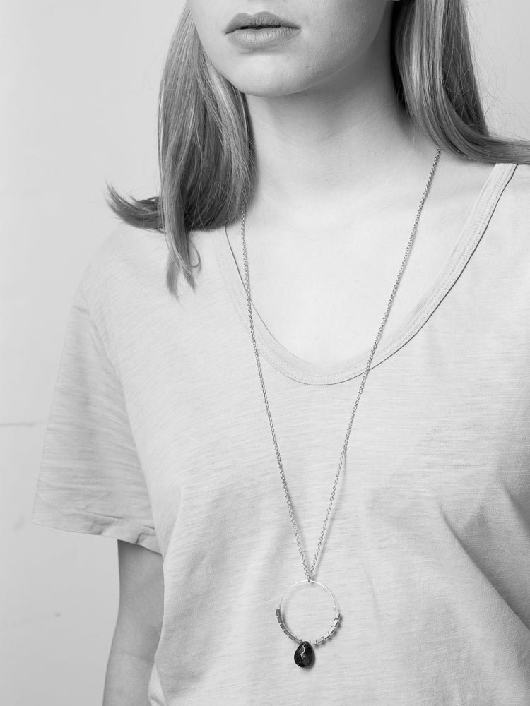 Halskette mit Messingring - Jade Schwarz