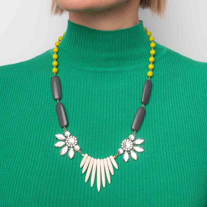 Halskette mit weißer Jade, lila und grünen Perlen