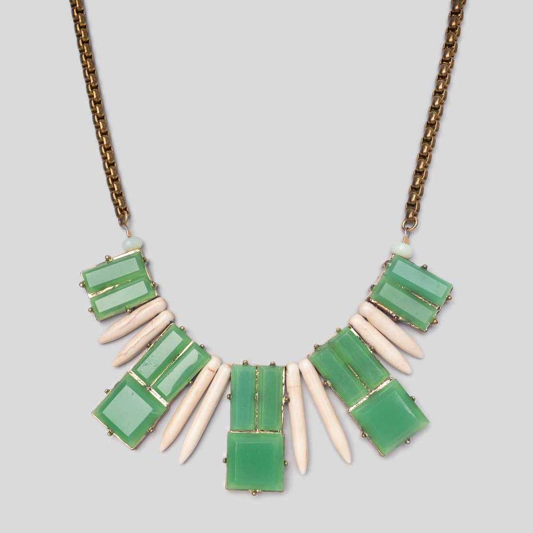 Halskette mit weißer Jade und Vintage-Glas