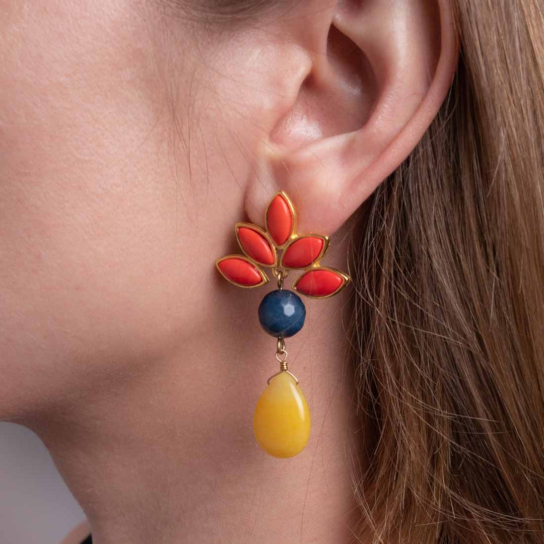 Ohrstecker mit Blüte und Jadetropfen - Blau und Gelb