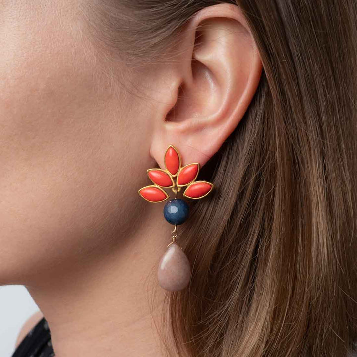 Ohrstecker mit Blüte und Jadetropfen - Blau und Nude