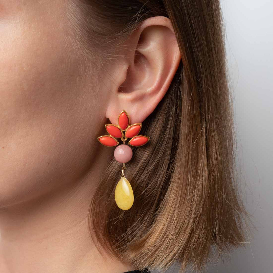 Ohrstecker mit Blüte und Jadetropfen - Rose und Gelb