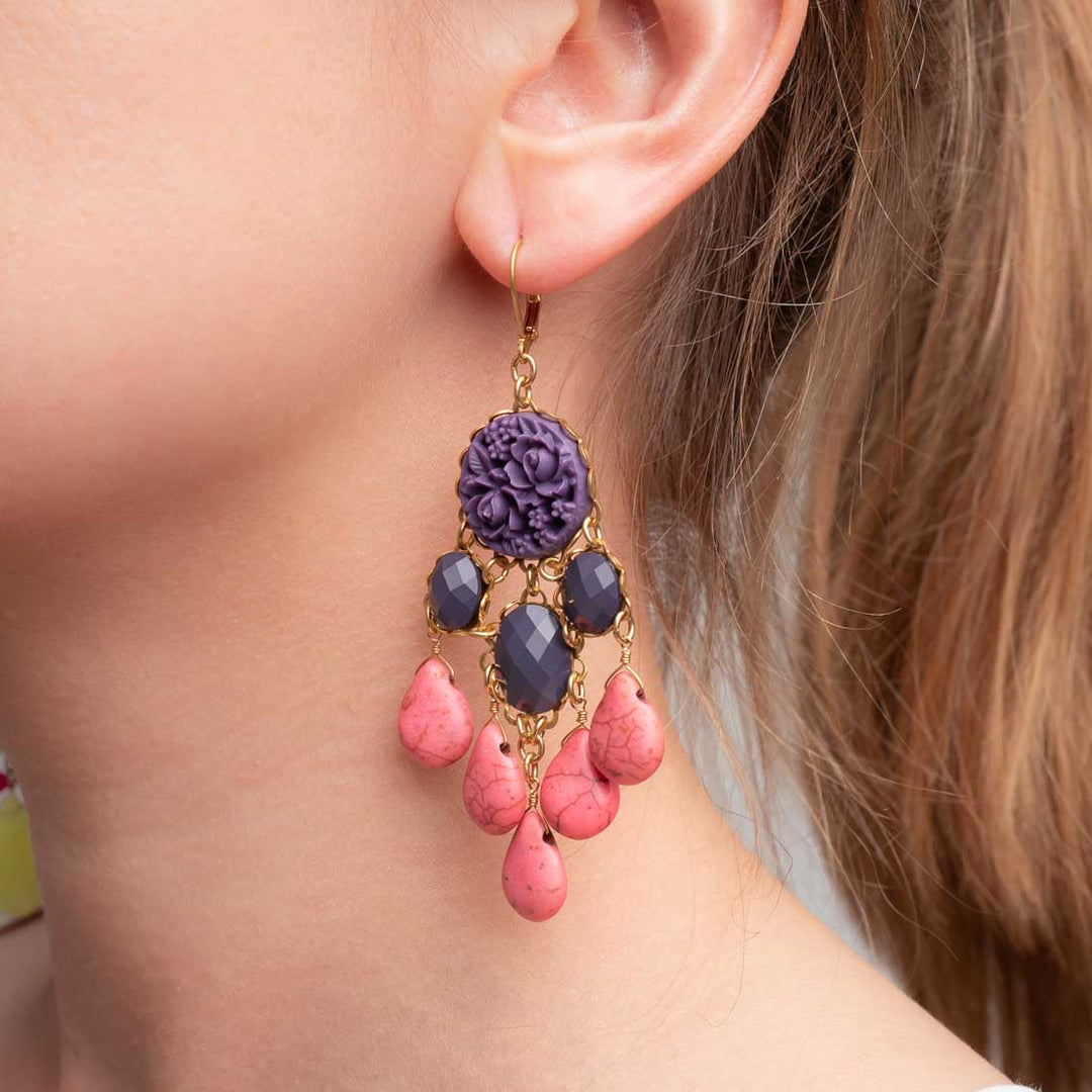Chandelier Ohrhänger mit Schmucksteinen in lila und rosa