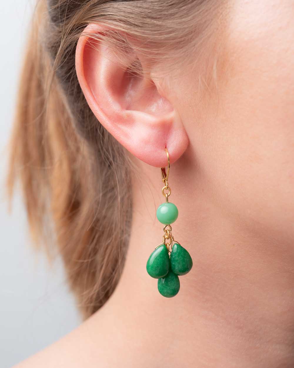Ohrringe mit Anhänger in grün