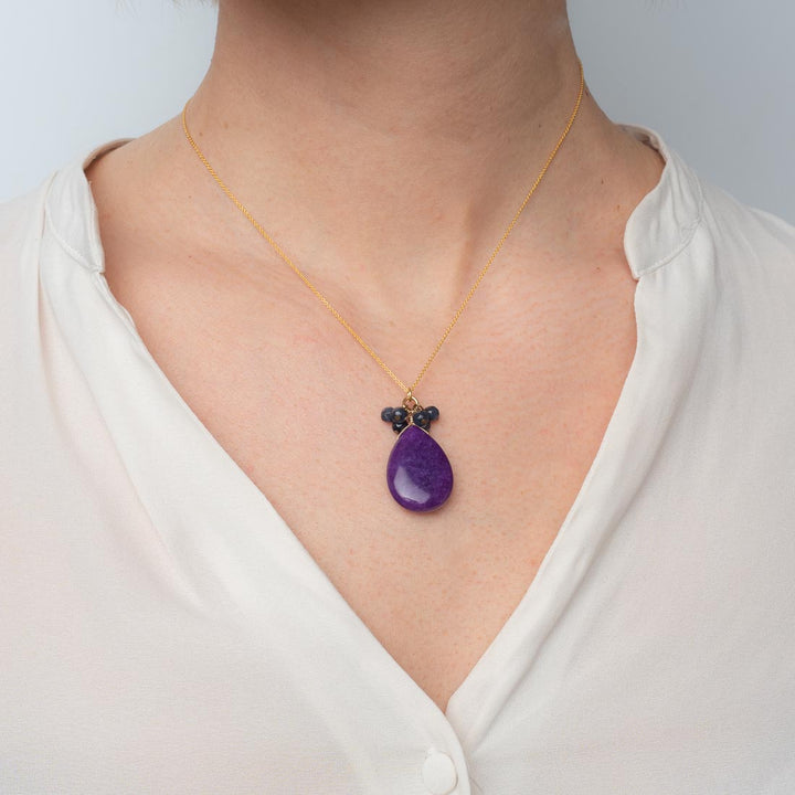Halskette mit violettem Jadetropfen und Iolit Perlen