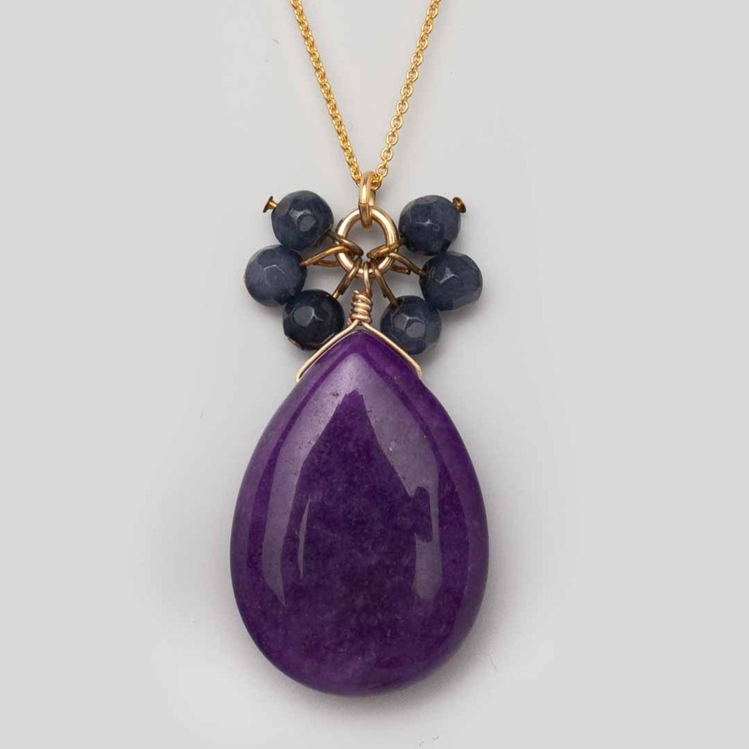 Halskette mit violettem Jadetropfen und Iolit Perlen