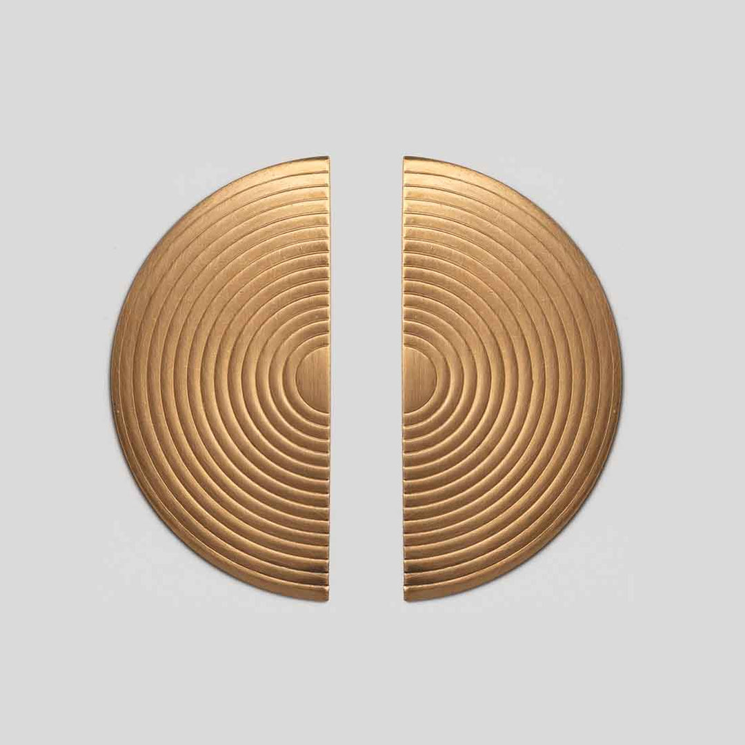 Ohrstecker Satin Brass - geriffelte Halbkreise