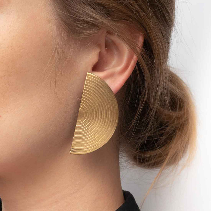 Ohrstecker Satin Brass - geriffelte Halbkreise