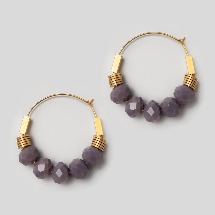 Creolen 44 mm mit auberginefarbenen Glasperlen